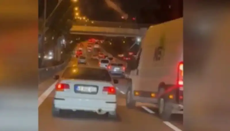 Tuzla’da Göz Göze Gelen Tehlike: Makas Terörü ile Yakalanan Sürücü Tutuklandı