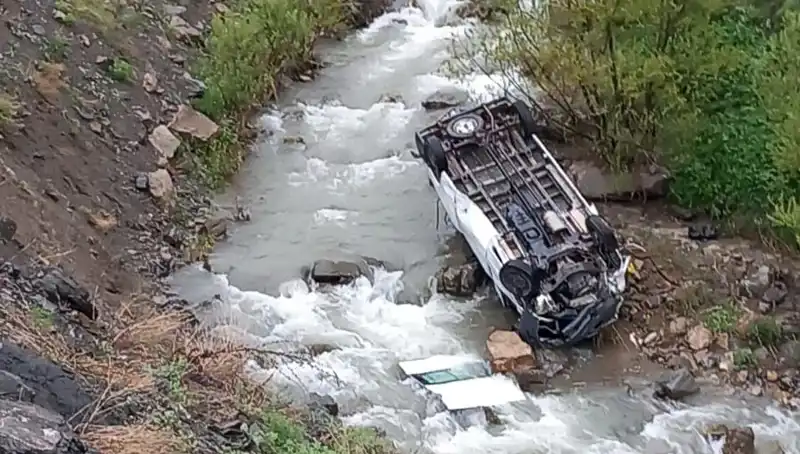 Hakkari'de Minibüs Devrildi! Can Pazarı Anları Yaşandı