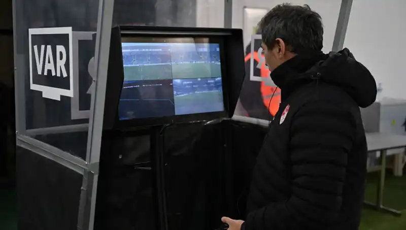Konyaspor ile Galatasaray Maçının VAR Hakemi Piotr Lasyk Seçildi