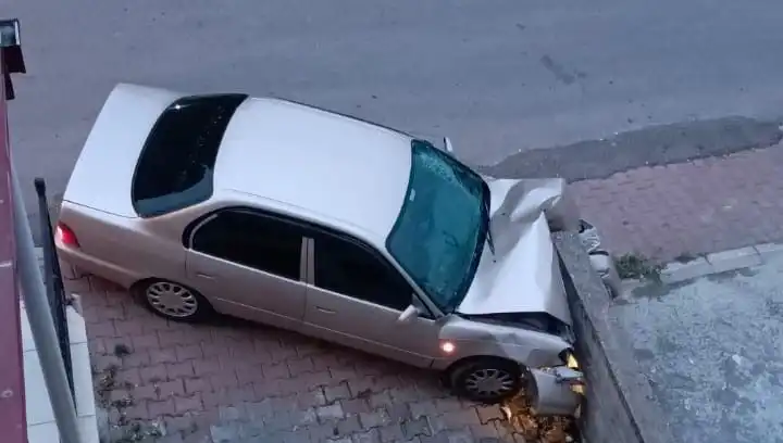Araç Kontrolünü Kaybederek Duvara Çarptı: Kaza Detayları Ortaya Çıktı