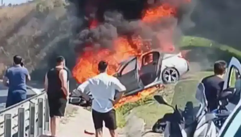 TEM Otoyolu'nda Kazaya Karışan Araç Alev Alev Yandı: Korku Dolu Anlar