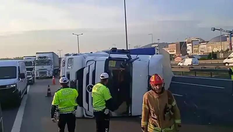Pendik TEM Otoyolu’nda TIR Devrildi: Trafik Kaosu İstanbul Yönünde!