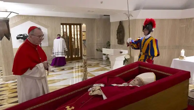 Papa'nın Tabutundaki Fotoğraflar: Tarihi Anların Gözel Olayı