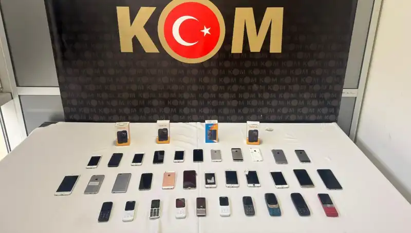 Gümrük Kaçakçılığına Darbe! 37 Cep Telefonu Ele Geçirildi