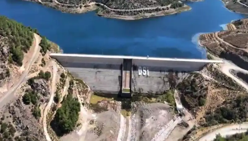 Çeşme'de Uzun Süredir Beklenen Su Kesintisi Çözülüyor