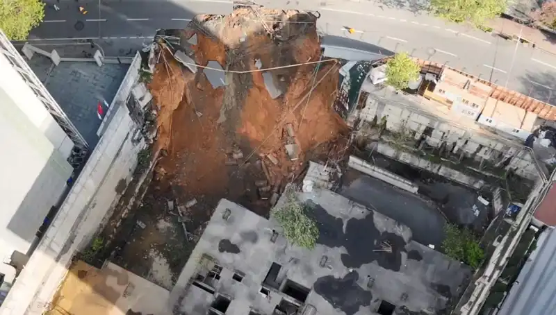 Sarıyer'de Büyük Çökmeler: Cadde Traffikte Krize Neden Oldu