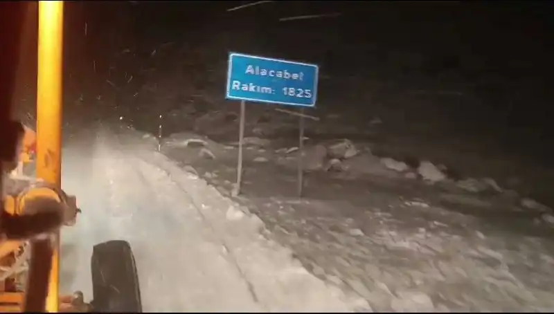 Antalya'da Beklenmeyen Kar Sürprizi: Yerli ve Yabancı Turistleri Şaşırttı