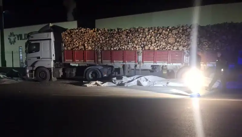 Brandayı Toplayan TIR Sürücüsüne Otomobil Çarpınca Korkutan Kaza