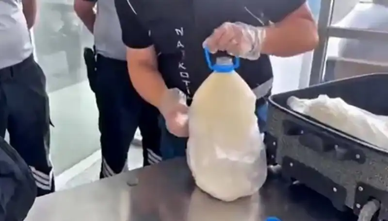 Havalimanında Süt Şişesinde Şoke Eden Uyuşturucu Ele Geçirildi