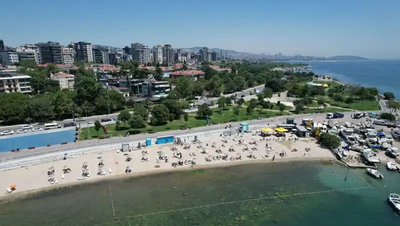 İstanbul'da Sıcak Hava Sakinleri Caddebostan Sahiline Akın Ettirdi