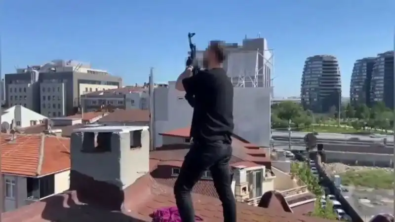 İstanbul'da Gizli Operasyon: Çatıda Saklanan Silahlardan AK-47 Çıktı