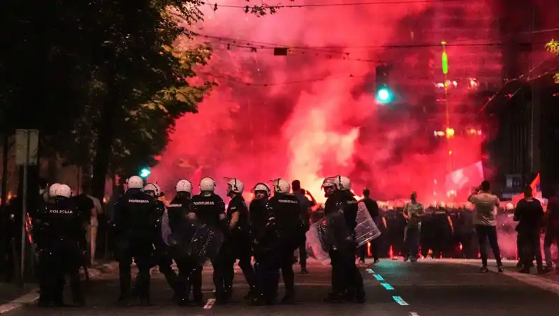 Sırbistan'da Erken Seçim İsyanı: On Binler Sokaklarda, Gözaltılar Başladı