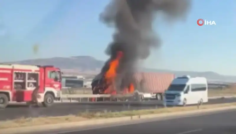 Ankara'da TIR Yangını: Kaza Sonrası Alevler İçinde Kalan Araç Felaketi