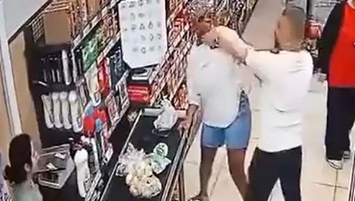 Markette Kasa Sırasında Şok Olay: Kadına Çocuk Önünde Saldırdı!