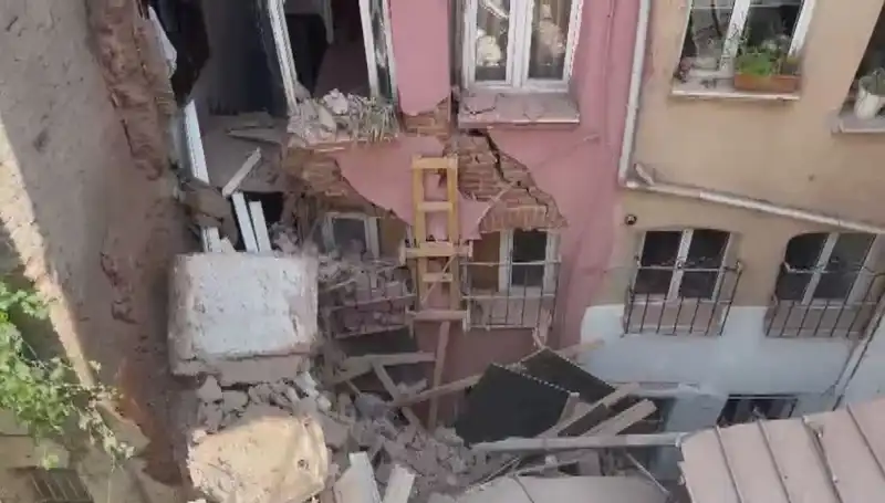 İstanbul'da Üç Katlı Binanın Balkonu Çöktü: Şok Edici Olayın Ayrıntıları
