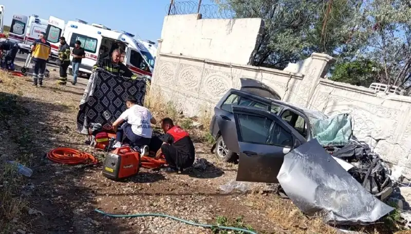 Lastiği Patlayan Araç Duvara Çarptı: 1 Kişi Hayatını Kaybetti, 6 Yaralı