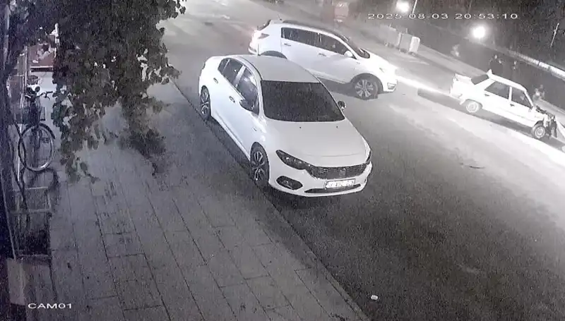 Yaya Geçidinde Olay: Yayalar Yol Verdi, Çarpışma Kaçınılmaz Oldu!