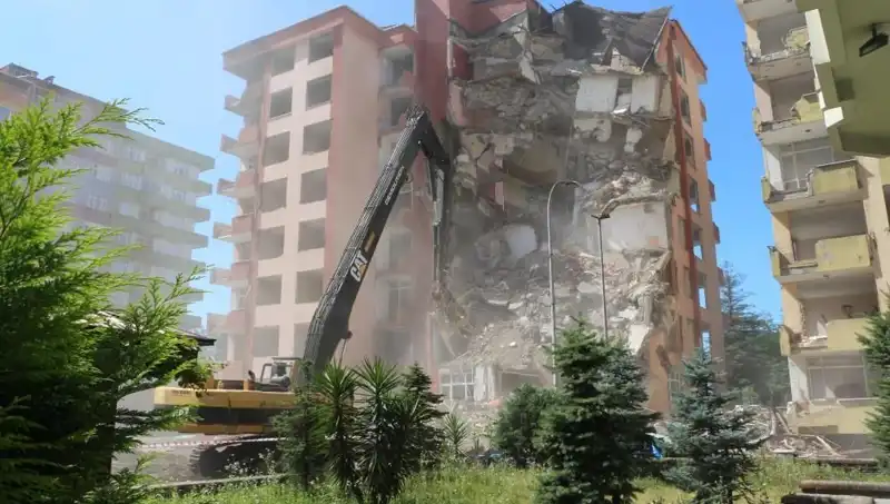 Deprem Değil, Dalgalar Sarsıttı: İki Bina Yıkıma Gidiyor