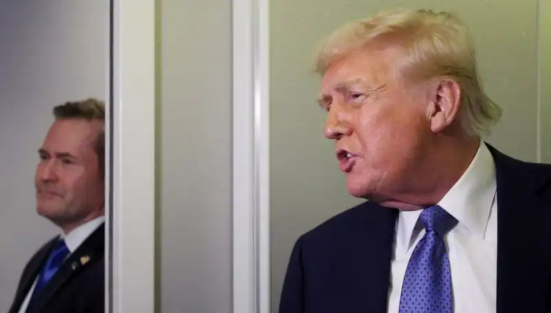 Trump, Mike Waltz'u Görevden Alarak Sızıntı Skandalını Büyüttü
