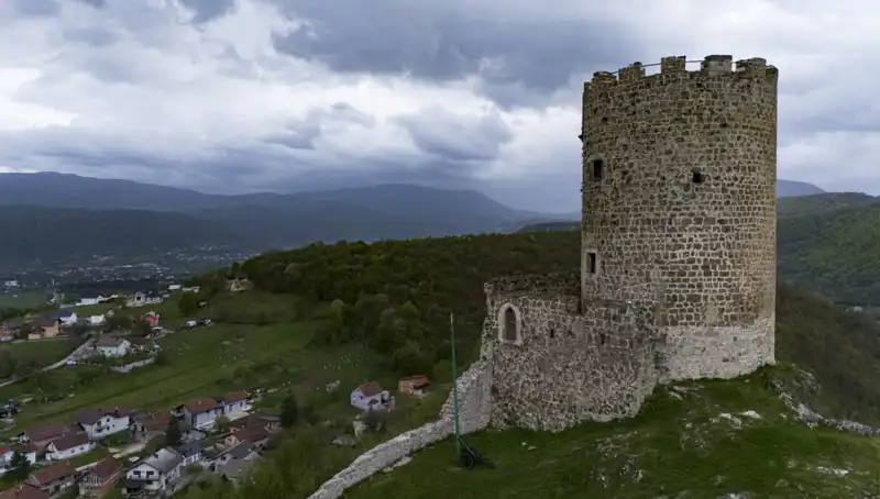 Bosna Hersek’in Gizli Define: Sokolac Kalesi’nin Efsaneleri ve Tarihi