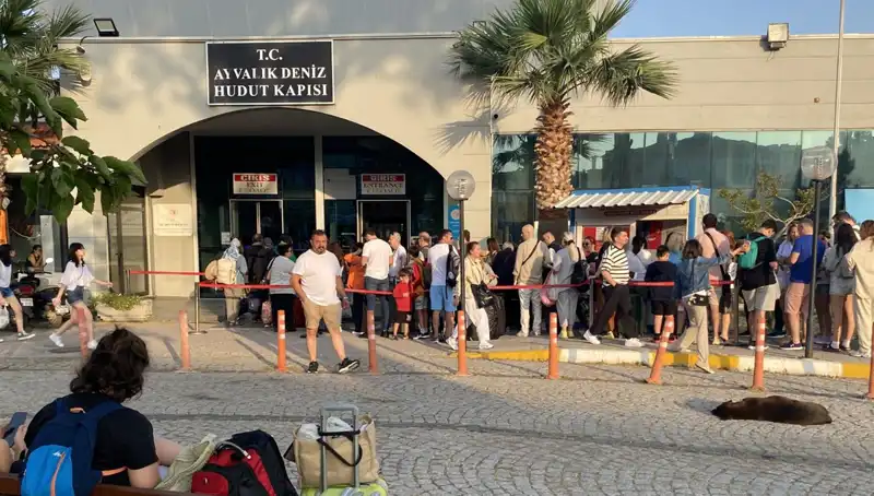 Bayramda Midilli Adası'na Yoğun İlgi: Tatilci Akını Başladı