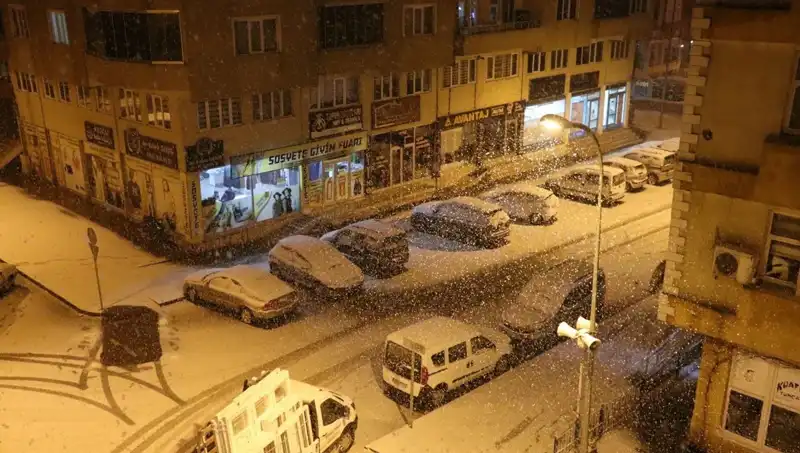 Bir Günde İki Mevsim: Gece Kar, Sabah Bahar Rüyası