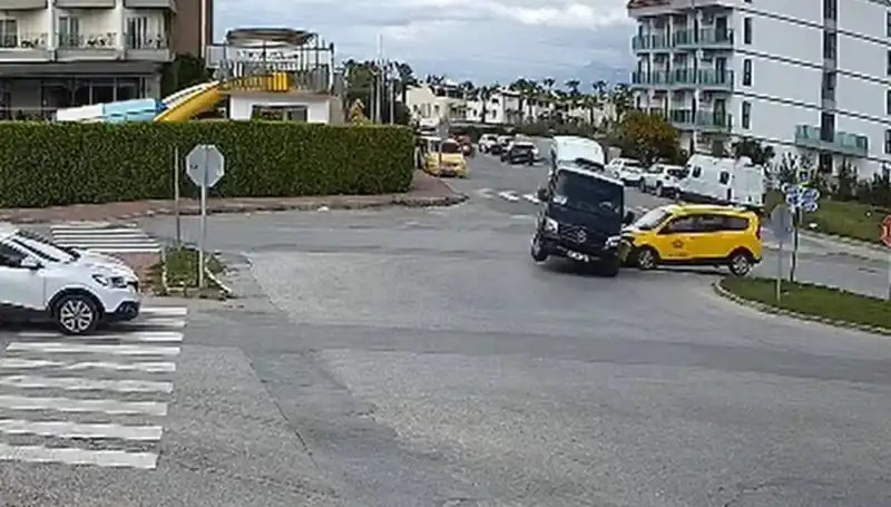 Kavşakta Feci Kaza: Minibüs ile Ticari Taksi Çarpıştı, 5 Yaralı