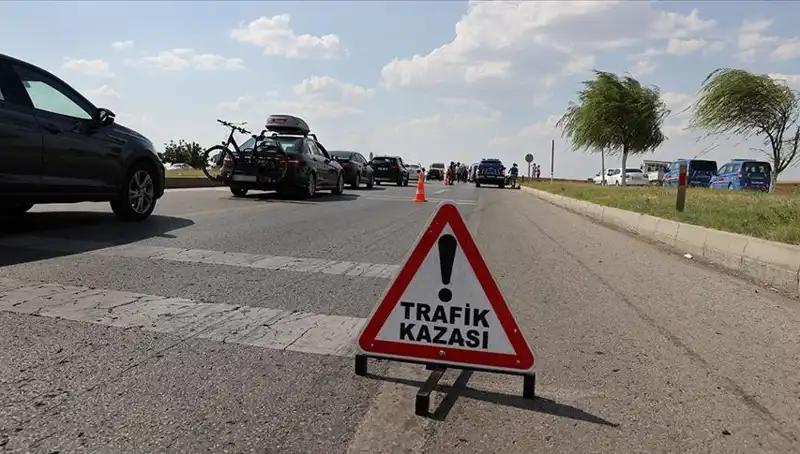 Adana'da Feci Kaza: Kamyon ile Otomobil Çarpıştı, Can Kayıpları Var