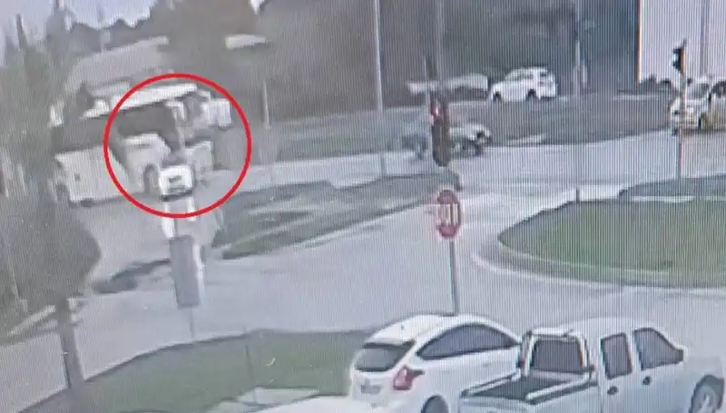 Kırmızı Işıkta Durdu, Yolcu Otobüsü Çarptı: Korku Dolu Anlar