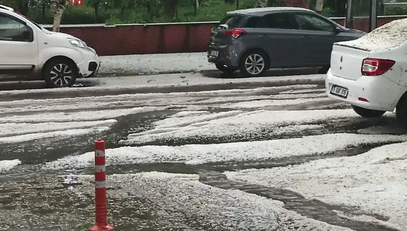 Ardahan'ı Vuran Dolu, Şehri Beyaza Bürüdü ve Hayat Durdurdu