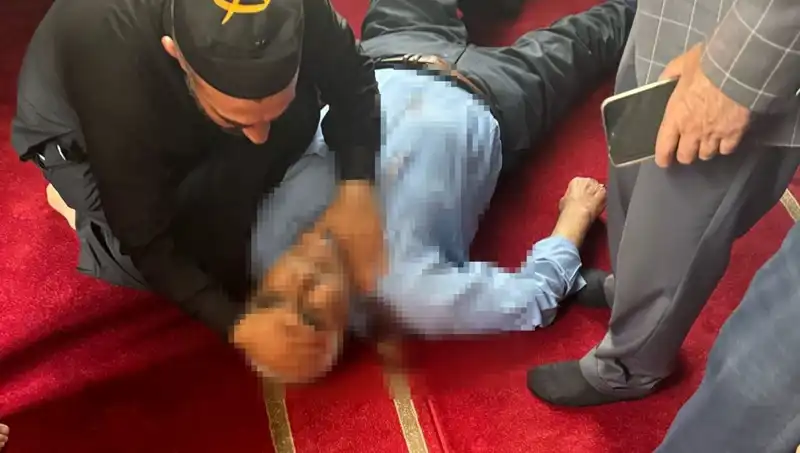 Camide Namaz Kılarken Bıçaklanan Cemaat Üyesinin Hayatı Tehlikede!