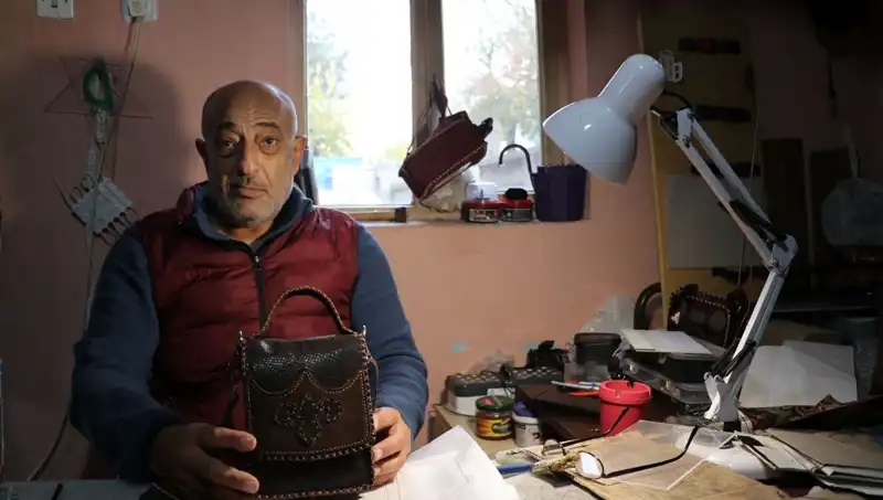 58 Yaşındaki Depremzede Kadın, El Emeği Çantalarla Yeniden Hayata Tutunuyor
