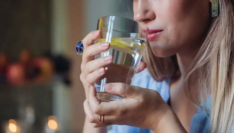 Harvardlı Uzmandan Kapsamlı İnceleme: Limonlu Su Sağlığa Gerçekten Faydalı mı?