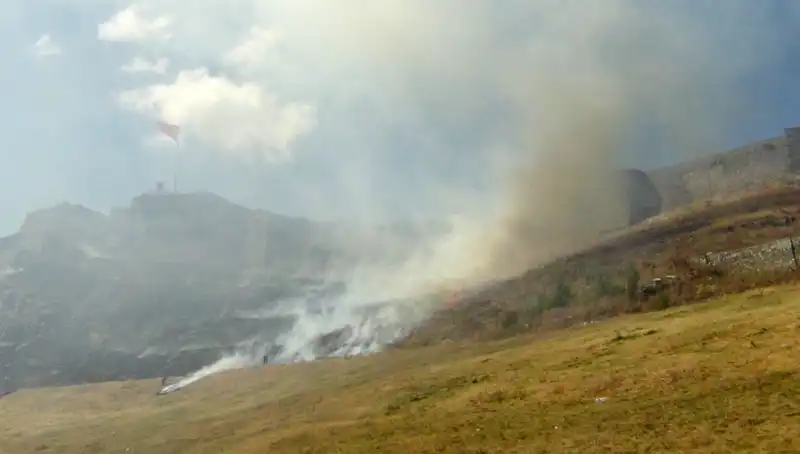 Kars Kalesi Eteklerinde Çıkan Anız Yangını Panik Yarattı
