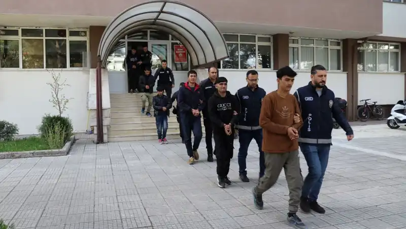 Türkiye'de İki İlde 21 Düzensiz Göçmen Yakalandı: Göçmen Krizi Derinleşiyor