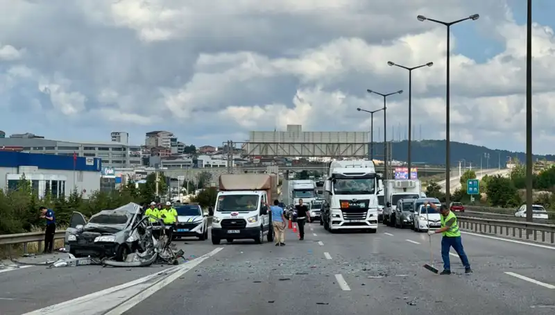 Otoyolda Korkutan Kaza: Üç Kişi Araçta Sıkıştı!