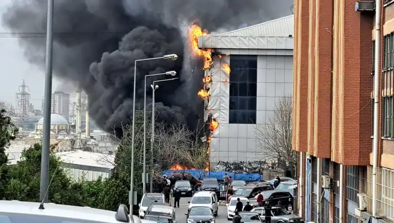 Başakşehir Sanayi Sitesi'nde Çıkan Yangın, Ekipler Hızla Müdahale Etti