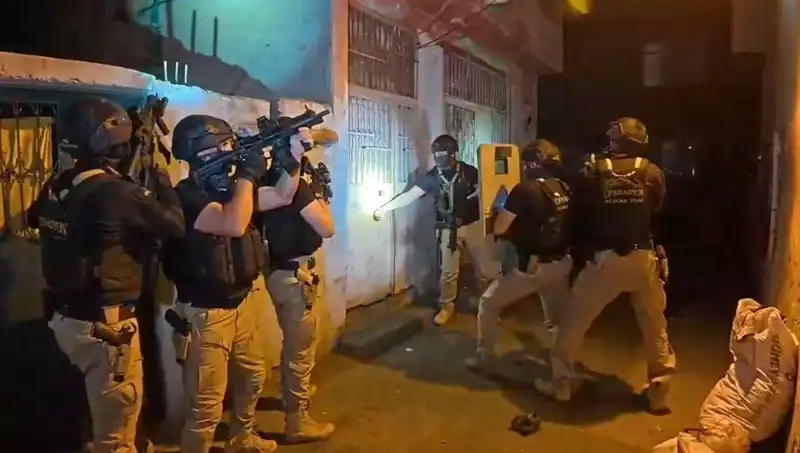 İstanbul'da Yapılan DAEŞ Operasyonunda 18 Kişi Gözaltına Alındı