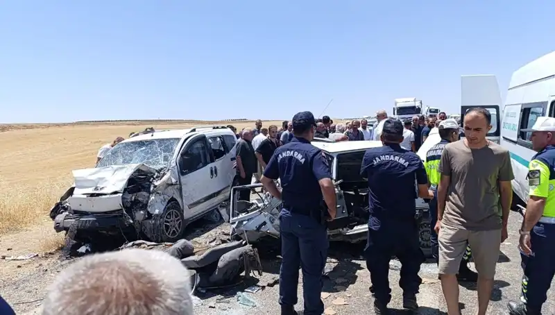 Otomobil ile Hafif Ticari Araç Kaza Yaptı: 4 Can Kayıp, 1 Yaralı