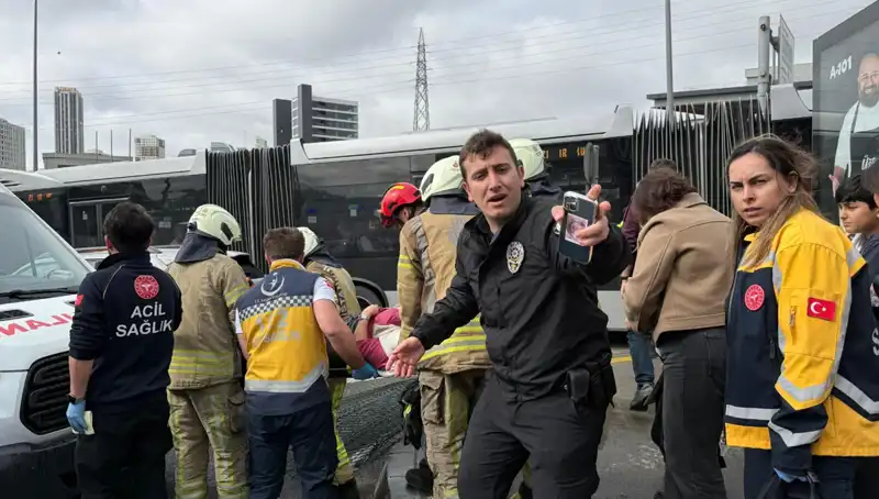 Metrobüste Feci Kaza: Seferler Durduruldu, Hayatlarını Kaybedenler Var