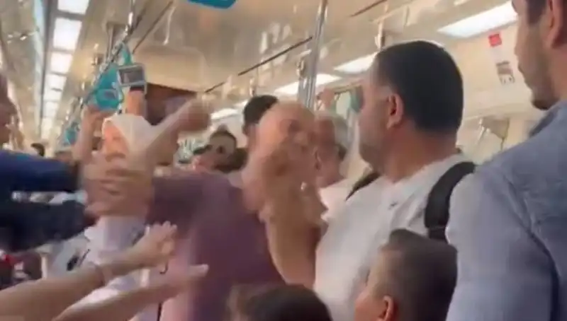 Marmaray'da Şok Eden Yumruklu Kavga: Yolcular Gözlerine İnanamadı