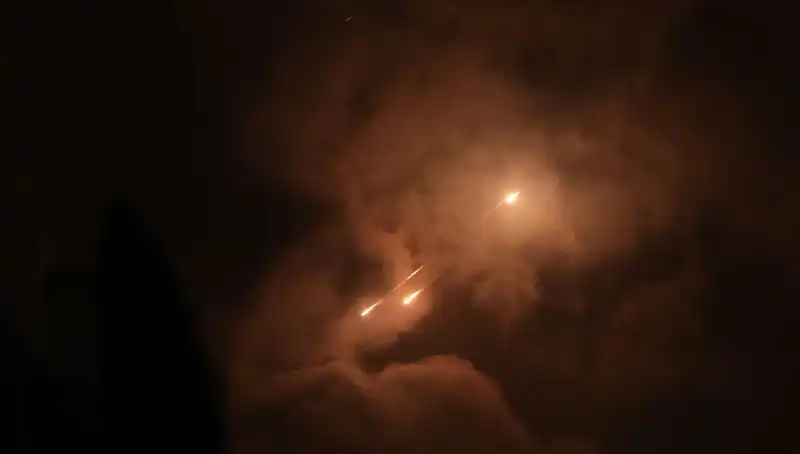 İran'ın Gece Saldırıları: Füzelerin Ateşlenme Saatindeki Gizem