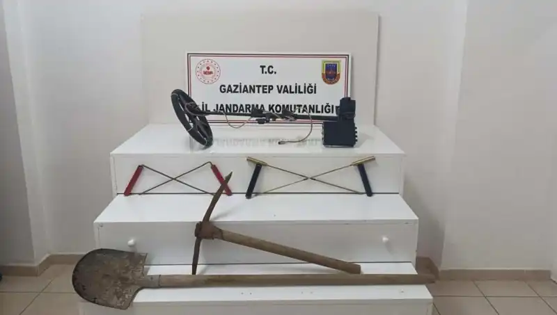 Defineciler Suçüstü: Kaçak Kazıda Yakalanan İki Kişi Gözaltına Alındı
