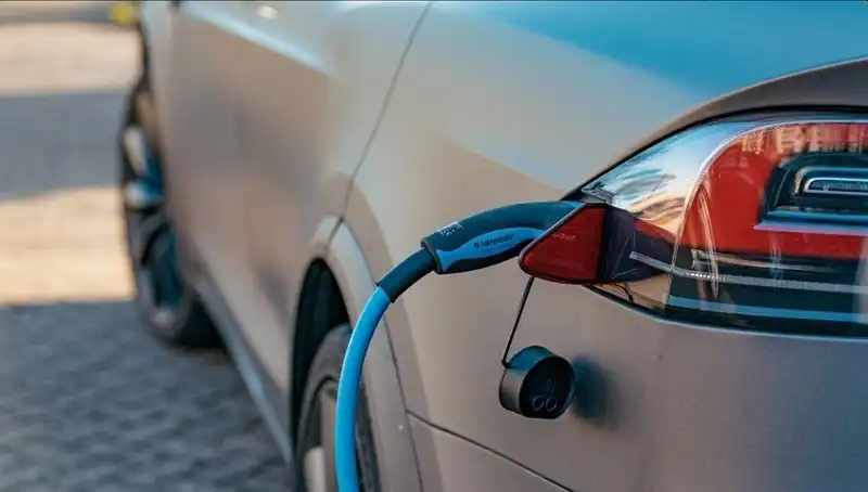Elektrikli Araç Satışları Düşüşte: Alıcılar Neden Tereddüt Ediyor?