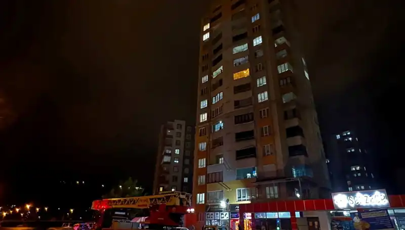 Yıldırım Düşmesi Apartmanın Çatısını Mahvetti: Olay Anı ve Sonrası