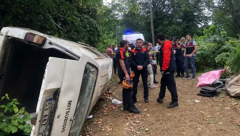 Rize'de Minibüs Faciası: Yamaçtan Yuvarlanan Araçta İki Ölü, Üç Yaralı