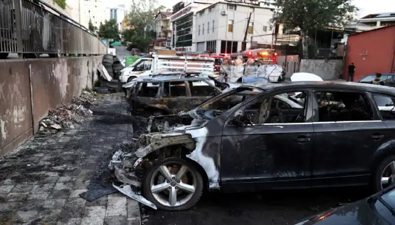 Sanayideki Araç Yangını: Tamir Bekleyen Araçlar Alev Alev!