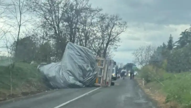 Tekirdağ'da Saman Yüklü TIR Devrildi: Feci Kaza Sonrası Bir Yaralı
