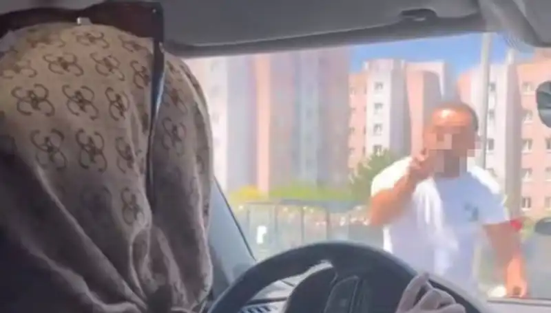 Trafikte Dehşet: Yol Kavgasında Camı Yumruklayan Sürücü