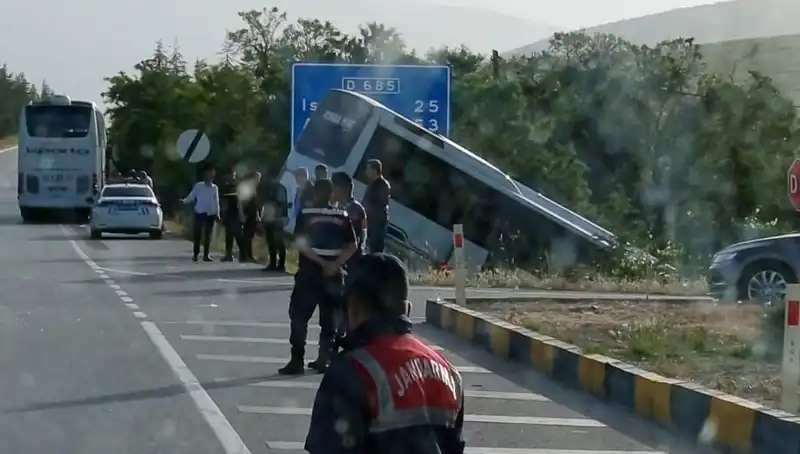 Isparta’da Tur Otobüsü ve Yolcu Otobüsü Çarpıştı: Çok Sayıda Yaralı